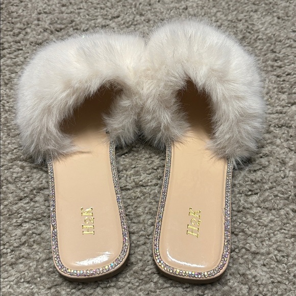 Faux Fur White extra fluffy Slide Sandals with Rhinestone Trim Square toe NWOT - Picture 4 of 5